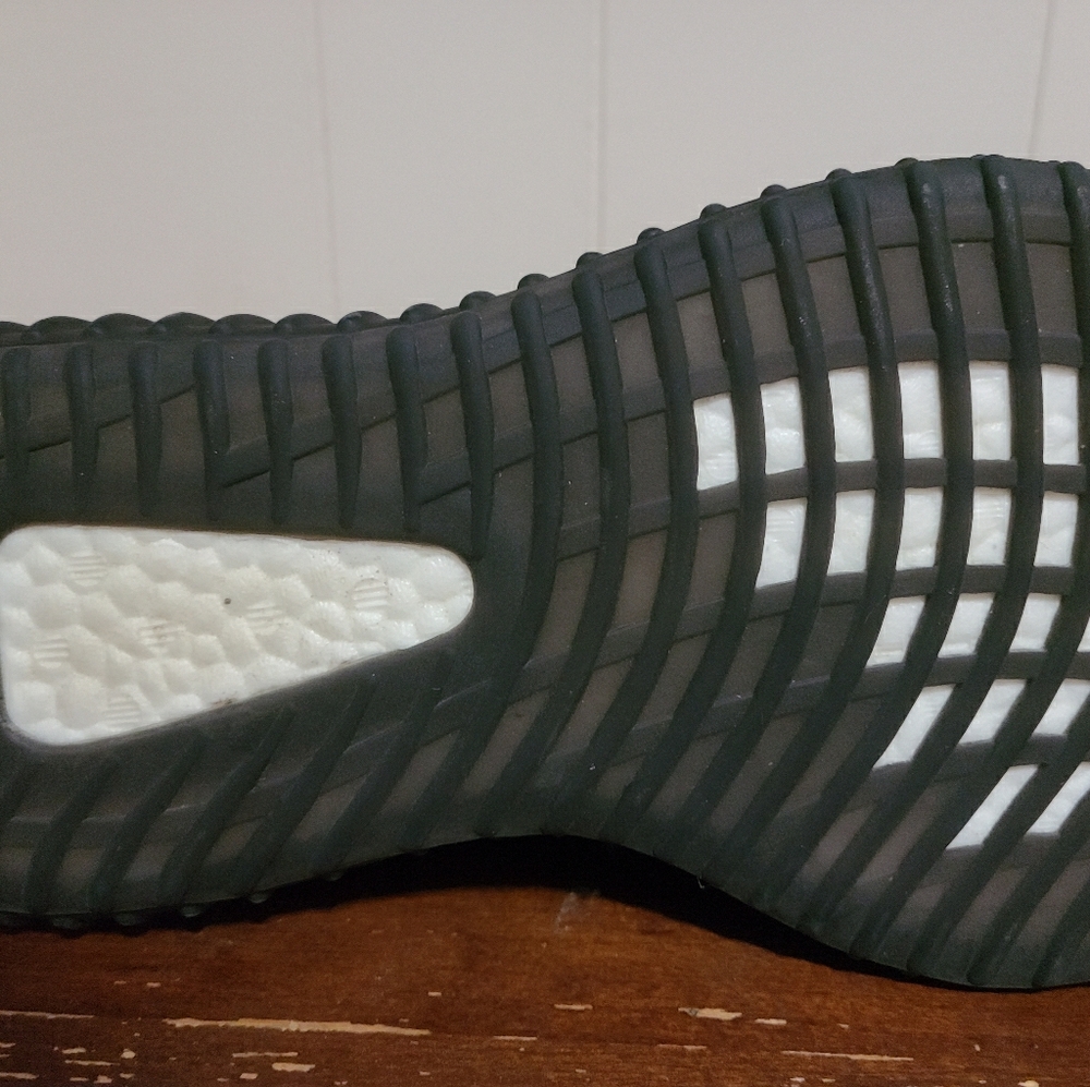 Yeezy 350 v2 Breds